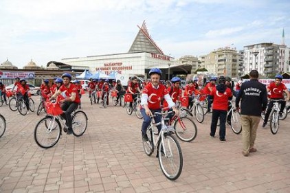 Bisiklet turuna Tahmazoğlu da katıldı Gençlerle pedal çevirdi