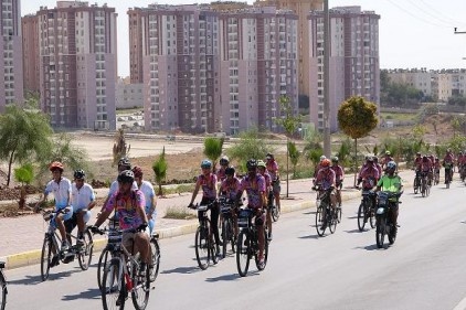 Bisiklet tutkunları &#039;pedalda engel yok&#039; sloganı ile 450 kilometre pedal çevirecek 