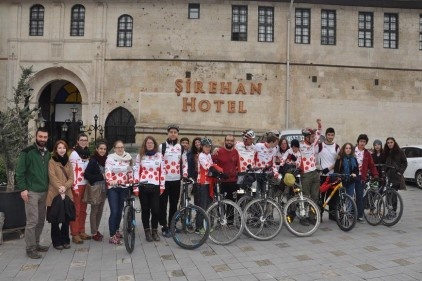 Bisikletçiler Gaziantep&#8217;te mola verdi