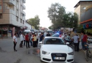 Bisikletli çocuğa çarpmamak için park halindeki otomobile çarptı