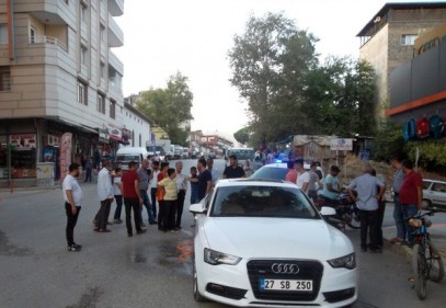 Bisikletli çocuğa çarpmamak için park halindeki otomobile çarptı 