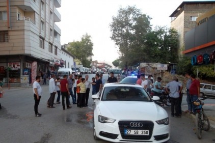 Bisikletli çocuğa çarpmamak için park halindeki otomobile çarptı 