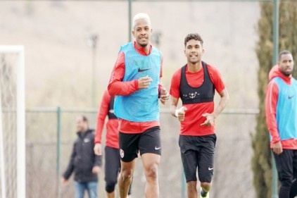 Bjarnason ve Jefferson Nogueira Junior antrenmana katılmadı 
