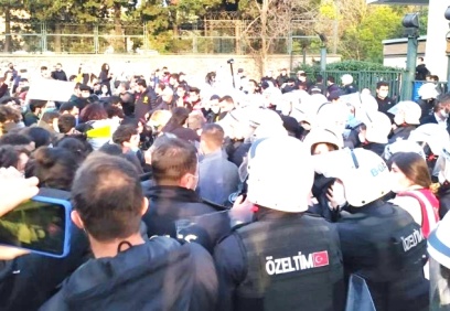 Boğaziçi'nde öğrencilere polis biber gazıyla saldırdı