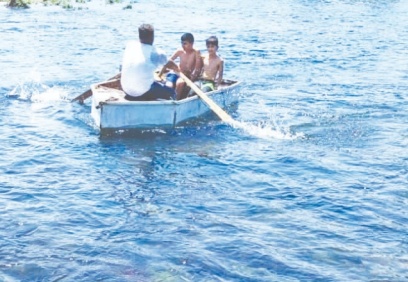 Boğulma tehlikesi geçiren babayı suya atlayan iki oğlu kurtardı