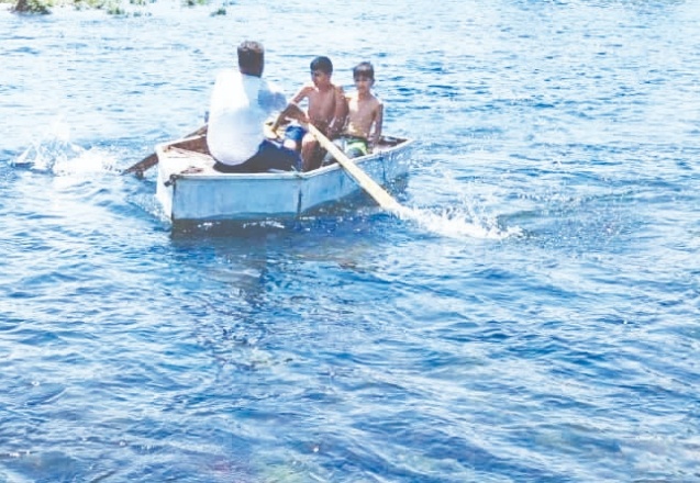 Boğulma tehlikesi geçiren babayı suya atlayan iki oğlu kurtardı