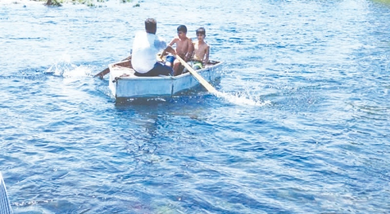 Boğulma tehlikesi geçiren babayı suya atlayan iki oğlu kurtardı