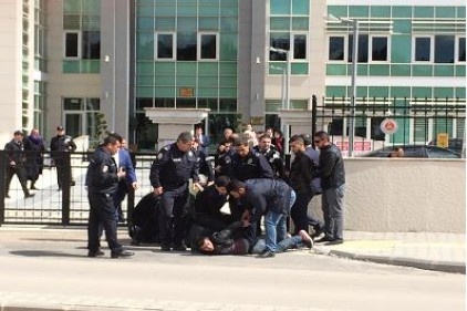 Bölge Adliyesi önünde kavga çıktı