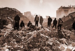 Bölgede inceleme yapan Prof. Dr. Akyüz: 'Belki o sabah 3 deprem oldu'