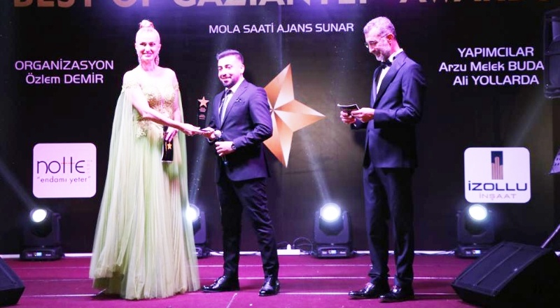 Bölgenin en başarılı inşaat firması ödülü İzollu İnşaata verildi