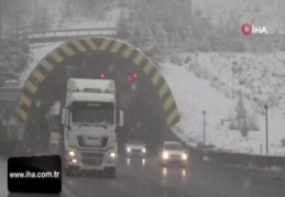 Bolu Dağı'nda kar yağışı etkisini artırarak devam ediyor