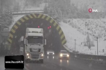 Bolu Dağı&#039;nda kar yağışı etkisini artırarak devam ediyor