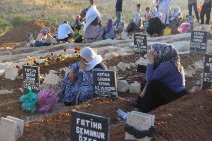 Bombalı saldırıda ölenlerin defnedildiği mezarlıktaki bayram görüntüsü hazindi 