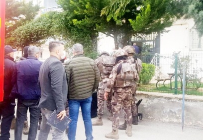 Borçları için ailesinden 3 kişiyi rehin aldı