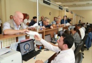 Borçlarını taksitlendirmek için uzun kuyruklar oluşturdular