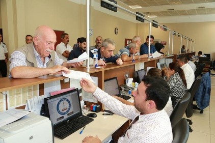 Borçlarını taksitlendirmek için uzun kuyruklar oluşturdular