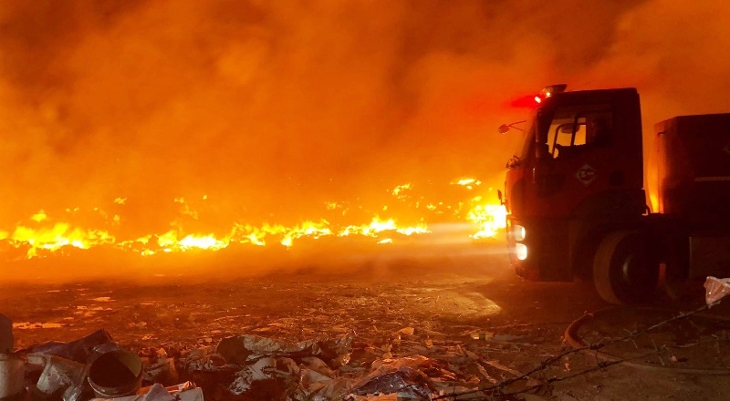 Boş arazide çıkan yangın korkuttu