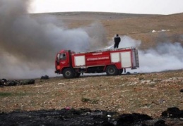 Boş bir araziye terlik atıklarını atan şahıslar, atık terlikleri ateş verip yaktı