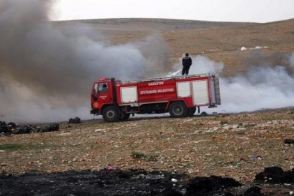 Boş bir araziye terlik atıklarını atan şahıslar, atık terlikleri ateş verip yaktı