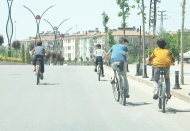 Boş caddeler bisikletli çocuklara kaldı