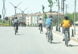 Boş caddeler bisikletli çocuklara kaldı