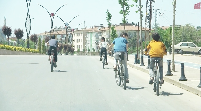 Boş caddeler bisikletli çocuklara kaldı