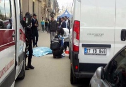 Boşanma davası açan eşini sokak ortasında vurup intihar etti