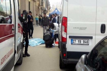 Boşanma davası açan eşini sokak ortasında vurup intihar etti