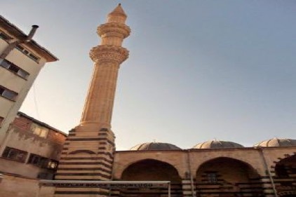 Boyacı Camii Avlusu&#8217;na  25 Aralık Kadınlar Anıtı