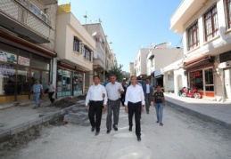 Boyacı Mahallesi’nde yapılan restorasyon ve kaldırım taşı yapılıyor