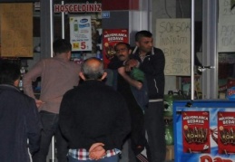 Boynuna bıçak dayayıp rehin aldı