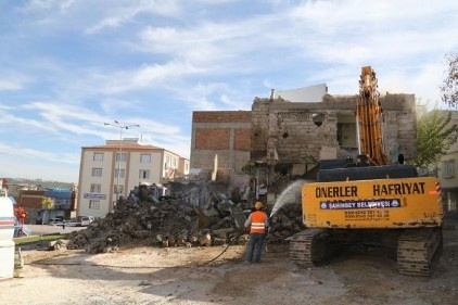 Bozoklar&#8217;da kamulaştırması yapılan atıl binalar yıkıldı