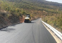Bozuk ve dar olan yollarda iyileştirme yapılıyor