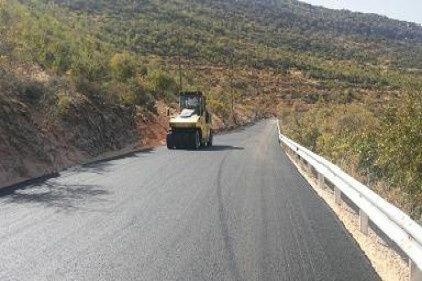Bozuk ve dar olan yollarda iyileştirme yapılıyor