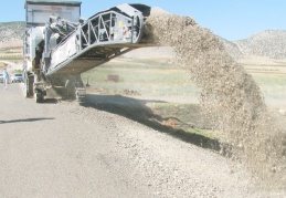 Bozuk yollarda asfalt çalışmaları sürüyor