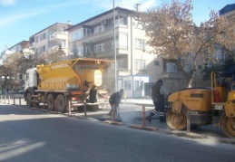 Bozulan asfalta yama yapılıyor