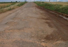 Bozulan yollar kazalara davetiye çıkarıyor