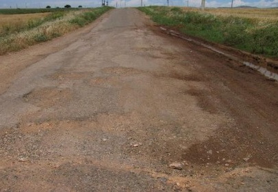Bozulan yollar kazalara davetiye çıkarıyor