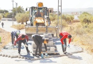 Bozulan yollara kilitli parke taşı döşeniyor