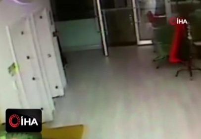 Broşür dağıtmak için geldi, cep telefonu çalıp kaçtı
