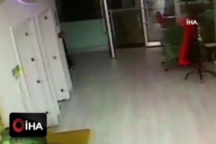 Broşür dağıtmak için geldi, cep telefonu çalıp kaçtı