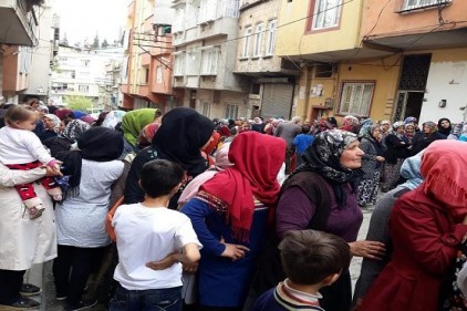 Bu kalabalık, 20 kilo gıda paketi için
