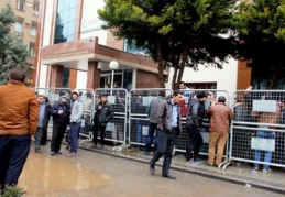 Bu kez de geçici sığınma talebi için yığıldılar