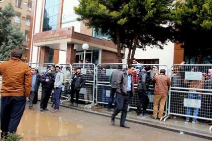 Bu kez de geçici sığınma talebi için yığıldılar