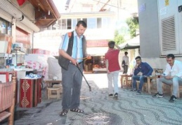 Bu muhtar hizmete doymuyor