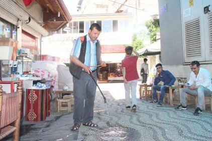 Bu muhtar hizmete doymuyor