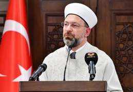 Bu ne saltanat! Diyanet İşleri Başkanı Ali Erbaş’ın eşi Seher Erbaş'ın çantasını polis taşıyor