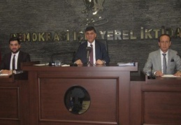 Bu şehrin kalkınmasında taşın altına elimizi koymalıyız