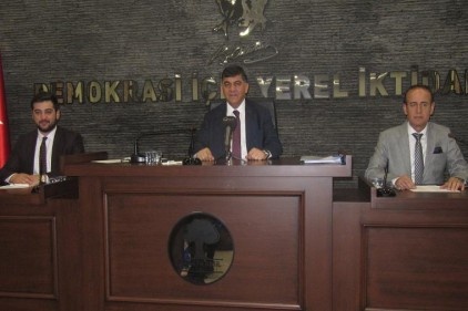 Bu şehrin kalkınmasında taşın altına elimizi koymalıyız