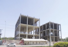 Bu ucubeler şehrin ortasından kaldırılmalı